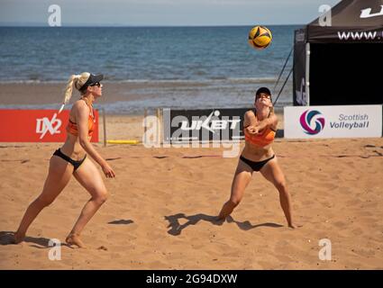 Portobello, Édimbourg, Écosse, Royaume-Uni. 24 juillet 2021. L'événement de volley-ball 2021 de la série Grand Chelem de UKBT, organisé par l'Association écossaise de volley-ball en partenariat avec UK Beach l'association écossaise de Katie Barbour et Rachel Morrison a remporté leur premier match 19-17 contre Tessis/Berstautaite lors du premier événement écossais Grand Chelem ! Crédit : Arch White/Alamy Live News. Banque D'Images