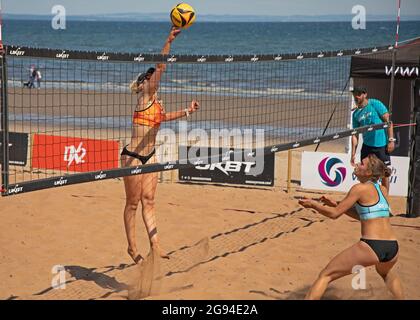 Portobello, Édimbourg, Écosse, Royaume-Uni. 24 juillet 2021. L'événement de volley-ball 2021 de la série Grand Chelem de UKBT, organisé par l'Association écossaise de volley-ball en partenariat avec UK Beach l'association écossaise de Katie Barbour et Rachel Morrison a remporté leur premier match 19-17 contre Tessis/Berstautaite lors du premier événement écossais Grand Chelem ! Crédit : Arch White/Alamy Live News. Banque D'Images