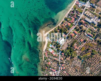 Plage de Vourvourou avec des bateaux d'en haut à Chalkidiki, Grèce Banque D'Images
