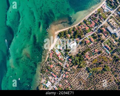Plage de Vourvourou avec des bateaux d'en haut à Chalkidiki, Grèce Banque D'Images