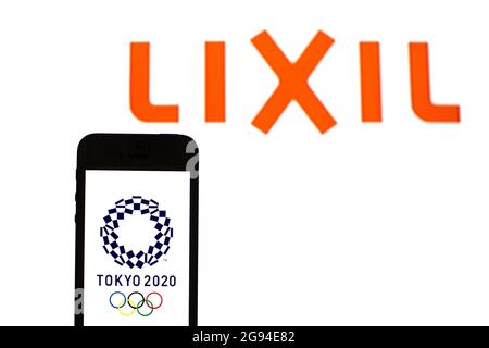 Sur cette photo, un logo des Jeux Olympiques de Tokyo 2020 apparaît sur un smartphone avec un logo LIXIL Group Corporation en arrière-plan. Banque D'Images