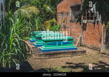 De vieilles tombes près d'un immeuble d'appartements dans le sud du Vietnam. Banque D'Images