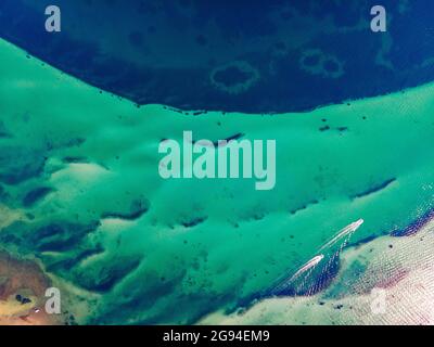 Plage de Vourvourou avec des bateaux d'en haut à Chalkidiki, Grèce Banque D'Images