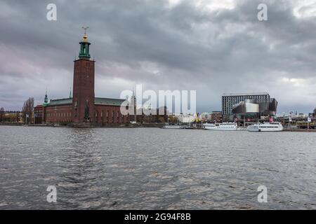 Stockholm, Suède - 18 avril 2016 : vue sur le Stadshuset, hôtel de ville de Stockholm, sur l'île de Kungsholmen, depuis le Terrasss d'Evert Taubes. Banque D'Images