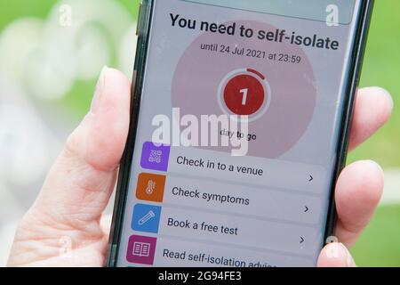 Londres, Royaume-Uni, 24 juillet 2020: Un téléphone mobile montre le dernier jour d'une notification d'auto-isolement NHS Covid, comme des centaines de milliers de personnes dans le 'pingdemic'. Les perturbations dans les chaînes d'approvisionnement alimentaire, les horaires des chemins de fer et la collecte des ordures ont été causées par le grand nombre de travailleurs ailé par l'APP, mais cela reflète l'augmentation du nombre de cas de coronavirus avec plus de 300,000 personnes ayant subi des tests positifs la semaine dernière. Les perturbations devraient durer plusieurs semaines. Anna Watson/Alay Live News Banque D'Images