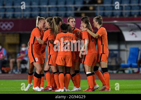 Rifu, Japon. 24 juillet 2021. RIFU, JAPON - JUILLET 24 : Lynn Wilms des pays-Bas, Danielle van de Donk des pays-Bas, Dominique Janssen des pays-Bas, Jackie Groenen des pays-Bas, Lineth Beerensteyn des pays-Bas, Aniek Nouwen des pays-Bas célèbre après avoir marquant le troisième but de leurs équipes lors du match du tournoi de football olympique Tokyo 2020 entre les pays-Bas et le Brésil au stade Miyagi le 24 juillet 2021 à Rifu, Japon (photo de Pablo Morano/Orange Pictures) NOCNSF Credit: Orange pics BV/Alay Live News Banque D'Images