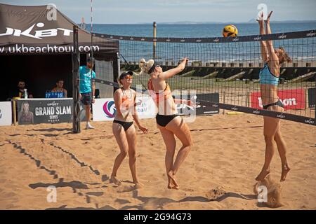 Portobello, Édimbourg, Écosse, Royaume-Uni. 24 juillet 2021. L'événement de volley-ball 2021 de la série Grand Chelem de UKBT, organisé par l'Association écossaise de volley-ball en partenariat avec UK Beach l'association écossaise de Katie Barbour et Rachel Morrison a remporté leur premier match 19-17 contre Tessis/Berstautaite lors du premier événement écossais Grand Chelem ! Crédit : Arch White/Alamy Live News. Banque D'Images