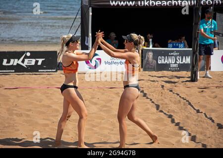 Portobello, Édimbourg, Écosse, Royaume-Uni. 24 juillet 2021. L'événement de volley-ball 2021 de la série Grand Chelem de UKBT, organisé par l'Association écossaise de volley-ball en partenariat avec UK Beach l'association écossaise de Katie Barbour et Rachel Morrison a remporté leur premier match 19-17 contre Tessis/Berstautaite lors du premier événement écossais Grand Chelem ! Crédit : Arch White/Alamy Live News. Banque D'Images