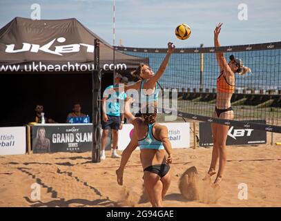 Portobello, Édimbourg, Écosse, Royaume-Uni. 24 juillet 2021. L'événement de volley-ball 2021 de la série Grand Chelem de UKBT, organisé par l'Association écossaise de volley-ball en partenariat avec UK Beach l'association écossaise de Katie Barbour et Rachel Morrison a remporté leur premier match 19-17 contre Tessis/Berstautaite lors du premier événement écossais Grand Chelem ! Crédit : Arch White/Alamy Live News. Banque D'Images