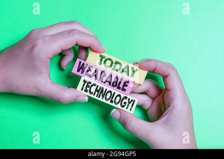 Légende conceptuelle technologie wearable. Business concept appareils électroniques qui peuvent être portés comme accessoires problèmes de brainstorming et solutions Banque D'Images