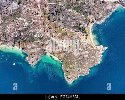 Plage de Vourvourou avec des bateaux d'en haut à Chalkidiki, Grèce Banque D'Images