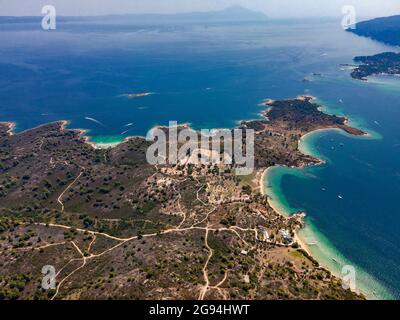 Plage de Vourvourou avec des bateaux d'en haut à Chalkidiki, Grèce Banque D'Images