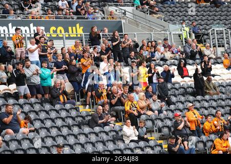 Hull, Royaume-Uni. 24 juillet 2021. Les fans de Hull City applaudissent après que Josh Magennis ait terminé son but, le 7/24/2021. (Photo de David Greaves/News Images/Sipa USA) crédit: SIPA USA/Alay Live News crédit: SIPA USA/Alay Live News Banque D'Images