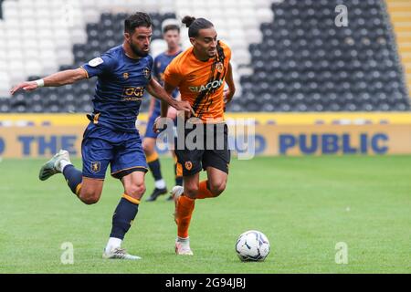 Hull, Royaume-Uni. 24 juillet 2021. Hull City Randell Williams (19) court avec le ballon, le 7/24/2021. (Photo de David Greaves/News Images/Sipa USA) crédit: SIPA USA/Alay Live News crédit: SIPA USA/Alay Live News Banque D'Images