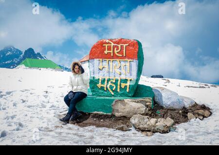 jeune fille isolée au tricolore indien l'image du tableau est prise au col de bumla arunachal pradesh inde. Banque D'Images