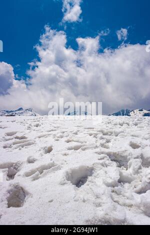 des montagnes enneigées avec des traces de pied et bleu vif une image nette est prise à la passe de bumla arunachal pradesh inde. Banque D'Images