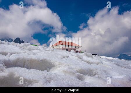 hall de conférence du col de bumla inde la frontière internationale de la chine recouverte de neige au jour l'image est prise au col de bumla arunachal pradesh inde. Banque D'Images