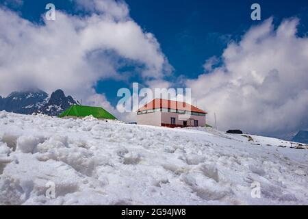 hall de conférence du col de bumla inde la frontière internationale de la chine recouverte de neige au jour l'image est prise au col de bumla arunachal pradesh inde. Banque D'Images