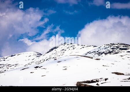 les montagnes enneigées au ciel bleu vif à la journée à partir d'un angle plat image est prise à la passe de bumla arunachal pradesh inde. Banque D'Images