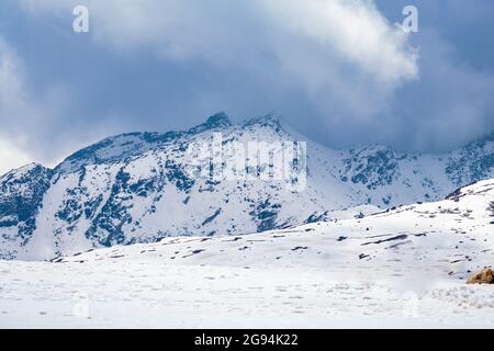 les montagnes enneigées avec ciel nuageux foncé le jour à partir d'un angle plat image est prise à la passe de bumla arunachal pradesh inde. Banque D'Images