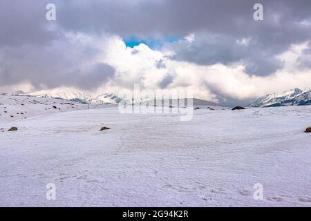 les montagnes enneigées avec ciel nuageux foncé le jour à partir d'un angle plat image est prise à la passe de bumla arunachal pradesh inde. Banque D'Images