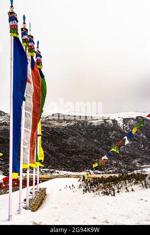 le drapeau bouddhiste du saint au mémorial de guerre avec des montagnes de calotte enneigée en arrière-plan est pris au mémorial de guerre de jaswant singh bumla pass arunachal pradesh Banque D'Images