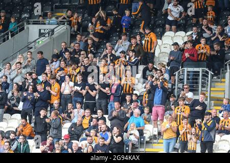 Hull, Royaume-Uni. 24 juillet 2021. Les fans de Hull City applaudissent après que Josh Magennis ait terminé son but, le 7/24/2021. (Photo de David Greaves/News Images/Sipa USA) crédit: SIPA USA/Alay Live News crédit: SIPA USA/Alay Live News Banque D'Images