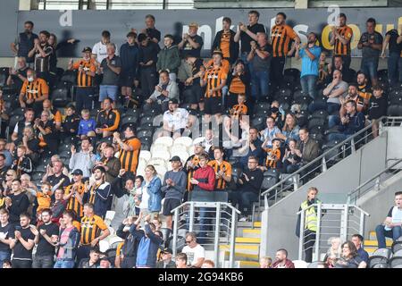 Hull, Royaume-Uni. 24 juillet 2021. Les fans de Hull City applaudissent après que Josh Magennis ait terminé son but, le 7/24/2021. (Photo de David Greaves/News Images/Sipa USA) crédit: SIPA USA/Alay Live News crédit: SIPA USA/Alay Live News Banque D'Images