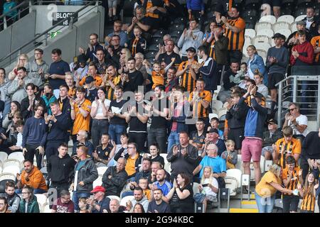 Hull, Royaume-Uni. 24 juillet 2021. Les fans de Hull City applaudissent après que Josh Magennis ait terminé son but, le 7/24/2021. (Photo de David Greaves/News Images/Sipa USA) crédit: SIPA USA/Alay Live News crédit: SIPA USA/Alay Live News Banque D'Images