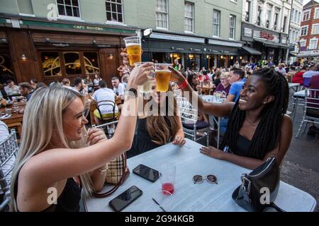 Groupe diversifié de jeunes célébrant la journée de la liberté qui se termine sur une année de restrictions de verrouillage COVID-19 à Soho, Londres, Angleterre Banque D'Images