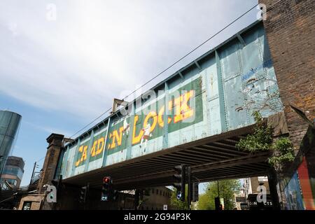 Pont Camden Lock à Londres, Angleterre en été. Banque D'Images