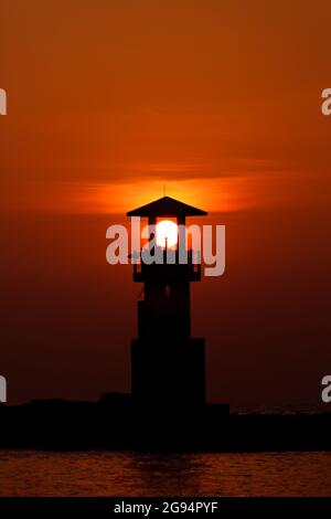 Ciel coloré au coucher du soleil derrière le phare Banque D'Images