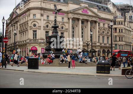 Londres, Royaume-Uni. 23 juillet 2021. Les gens vus à Piccadilly Circus à Londres.le nombre de nouveaux cas de COVID au Royaume-Uni a chuté pour la troisième journée consécutive, selon les données gouvernementales. Le pays a enregistré 36,389 nouveaux cas et 64 autres décès liés au coronavirus au cours de la dernière période de 24 heures. Crédit : SOPA Images Limited/Alamy Live News Banque D'Images