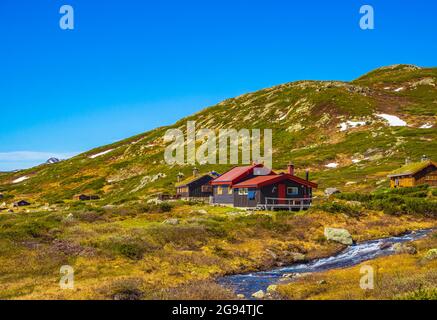 Magnifique paysage Vavatn vue panoramique chalets et montagnes avec neige pendant l'été à Hemsedal Norvège. Banque D'Images