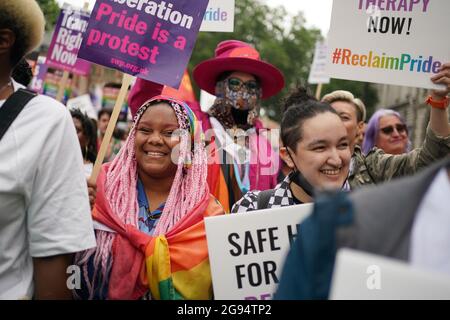 Les gens de Parliament Square prenant part à une marche de récupération de la fierté à Hyde Park, Londres. Les manifestants appellent le Premier ministre Boris Johnson à « bloquer les droits des LGBTI+ ». Date de la photo: Samedi 24 juillet 2021. Banque D'Images