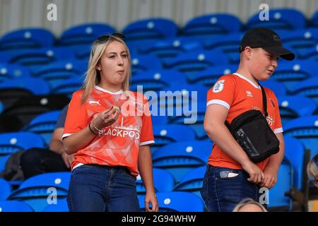 Carlisle, Royaume-Uni. 24 juillet 2021. Les fans de Blackpool prennent un morceau à manger alors que leur équipe marque à Carlisle, Royaume-Uni, le 7/24/2021. (Photo de Mark Cosgrove/News Images/Sipa USA) crédit: SIPA USA/Alay Live News Banque D'Images