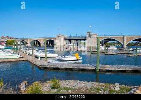 Pont de Washington entre la ville de Providence et East Providence sur la rivière Seekonk, Rhode Island RI, États-Unis. Banque D'Images