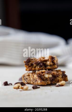 Barre de muesli aux noisettes et au chocolat Banque D'Images