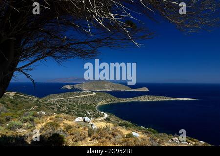 Sentier entre les monastères panagia Kamariani et Pandeleimon, île de Tilos, îles Dodécanèse, sud de la mer Égée, Grèce. Banque D'Images