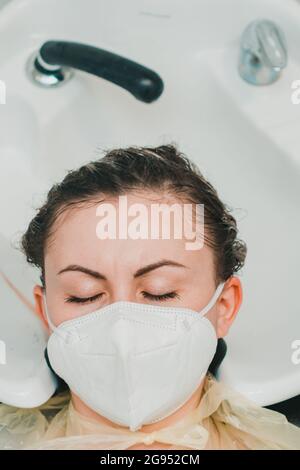 Après shampooing après application, soins capillaires dans le salon, technique de balayage. Nouveau Banque D'Images