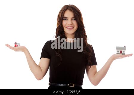 Jeune femme d'affaires montrant des modèles de maison sur sa main. Banque D'Images