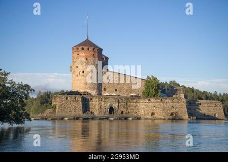 Vue sur l'ancienne forteresse suédoise Olavinlinna (Olafsborg) en août soir. Savonlinna, Finlande Banque D'Images