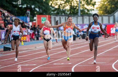 GATESHEAD, ANGLETERRE - JUILLET 13: Natasha Morrison (All Stars) Cynthia Reinle (SUI) Naomi Sedney (NED) Daryll Neita (GBR) en compétition dans les femmes 4x100m r Banque D'Images