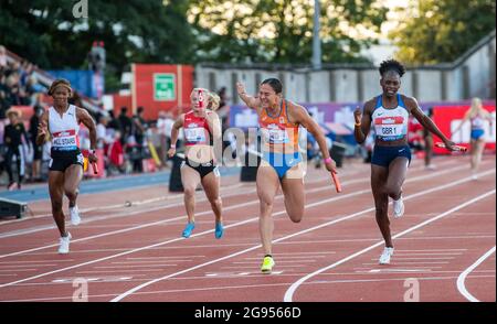 GATESHEAD, ANGLETERRE - JUILLET 13: Natasha Morrison (All Stars) Cynthia Reinle (SUI) Naomi Sedney (NED) Daryll Neita (GBR) en compétition dans les femmes 4x100m r Banque D'Images