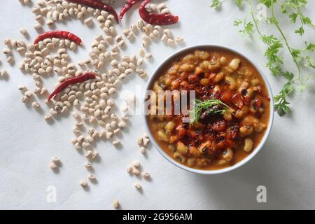 Une sauce aux haricots blancs de niébé également connus sous le nom de pois noir. Fèves de niébé bouillies mijotées dans une riche sauce d'oignons, de tomates, de noix de coco et d'épices. AG Banque D'Images