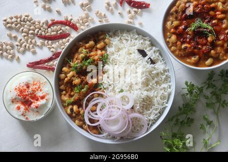 Une sauce aux haricots blancs de niébé également connus sous le nom de pois noir. Fèves de niébé bouillies mijotées dans une riche sauce d'oignons, de tomates, de noix de coco et d'épices. Se Banque D'Images