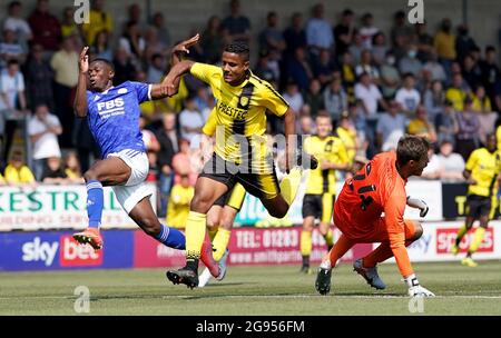 Patson Daka (à gauche) de Leicester City et Michael Mancienne de Burton Albion se battent pour le ballon lors du match amical d'avant-saison au stade Pirelli, Burton-upon-Trent. Date de la photo: Samedi 24 juillet 2021. Banque D'Images