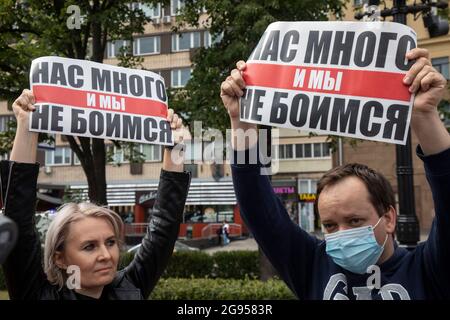 Moscou, Russie. 24 juillet 2021 UN manifestants tient une affiche lisant "il y a beaucoup d'entre nous et nous n'avons pas peur" lors d'une manifestation de partisans du parti communiste dans le centre de Moscou, en Russie Banque D'Images