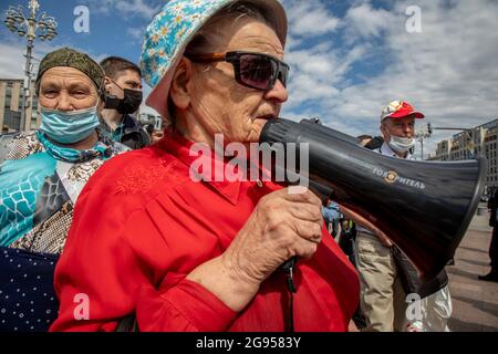 Moscou, Russie. 24 juillet 2021 UN manifestant criait des slogans lors d'une manifestation anti-vaccination contre les partisans du parti communiste dans le centre de Moscou, en Russie Banque D'Images