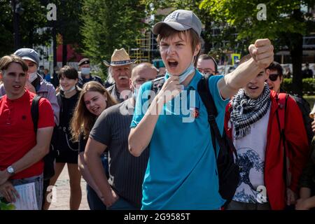 Moscou, Russie. 24 juillet 2021 UN manifestant criait des slogans lors d'une manifestation anti-vaccination contre les partisans du parti communiste dans le centre de Moscou, en Russie Banque D'Images